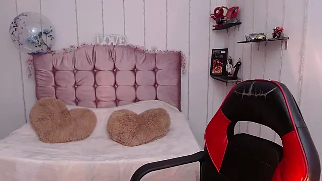 Snapshot of sapphire_lilac chatting on 01.04.25 sapphire lilac online show from 01.04.25