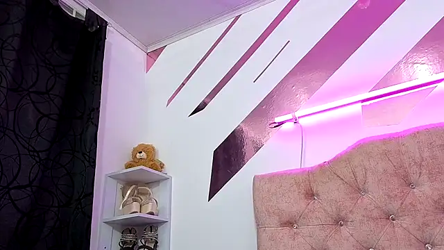 Kitten Hot  online show from 11.07.25