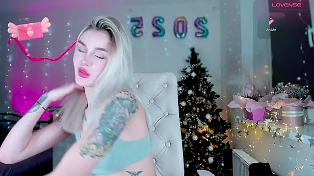 Snapshot of _Ravenaa chatting on 12.29.24 Ravenaa online show from 12.29.24