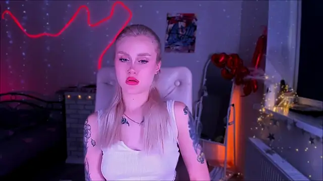 Snapshot of _Ravenaa chatting on 03.19.25 Ravenaa online show from 03.19.25