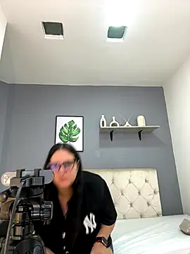 Soe Lara online show from 09.16.25