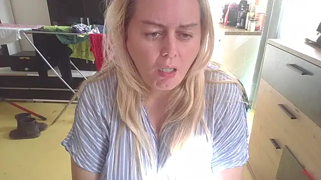 Snapshot of Meliss_Official9 chatting on 03.22.25 Meliss Official9 online show from 03.22.25