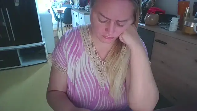 Snapshot of Meliss_Official9 chatting on 09.17.25 Meliss Official9 online show from 09.17.25