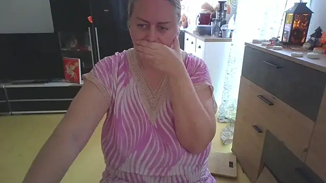 Snapshot of Meliss_Official9 chatting on 10.12.25 Meliss Official9 online show from 10.12.25