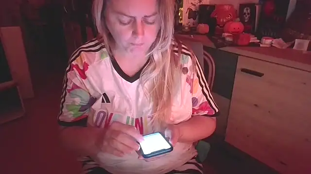 Snapshot of Meliss_Official9 chatting on 10.20.25 Meliss Official9 online show from 10.20.25