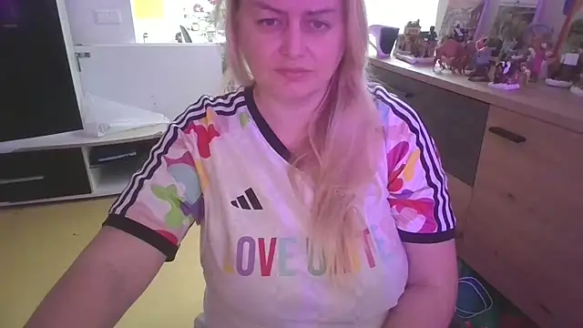 Snapshot of Meliss_Official9 chatting on 12.03.25 Meliss Official9 online show from 12.03.25