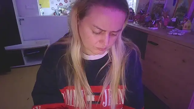 Snapshot of Meliss_Official9 chatting on 12.05.25 Meliss Official9 online show from 12.05.25