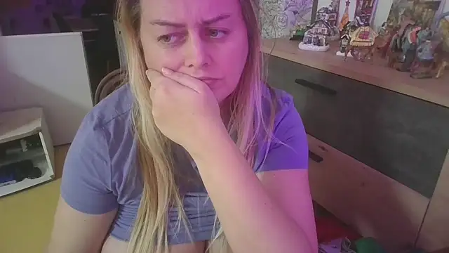 Snapshot of Meliss_Official9 chatting on 12.14.25 Meliss Official9 online show from 12.14.25