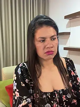 Snapshot of Alice_Biel chatting on 03.04.25 Alice Biel online show from 03.04.25