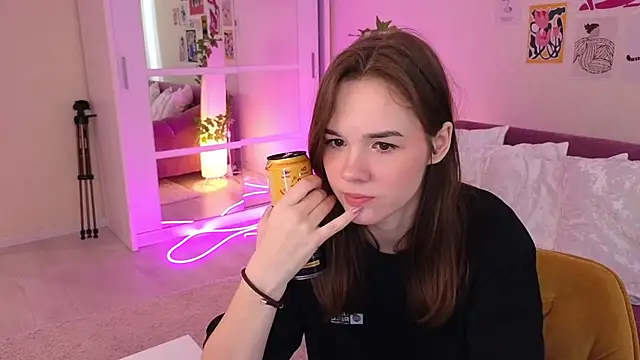 Snapshot of LindaRobertz chatting on 03.21.25 LindaRobertz online show from 03.21.25