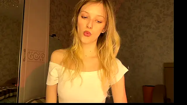 Snapshot of Evvie_Summn1 chatting on 10.23.25 Evvie Summn1 online show from 10.23.25