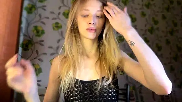 Snapshot of Evvie_Summn1 chatting on 03.01.26 Evvie Summn1 online show from 03.01.26