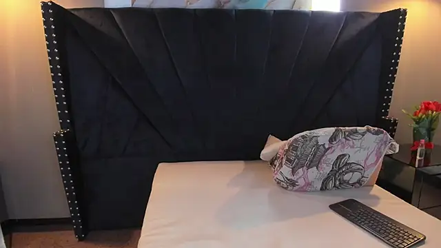 Snapshot of MAHIASMITH13 chatting on 11.27.25 MAHIASMITH13 online show from 11.27.25