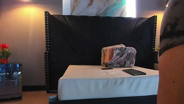 Snapshot of MAHIASMITH13 chatting on 12.15.25 MAHIASMITH13 online show from 12.15.25