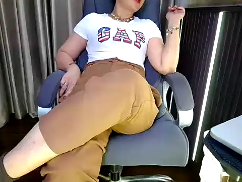 Snapshot of fabdemira chatting on 11.21.25 fabdemira online show from 11.21.25