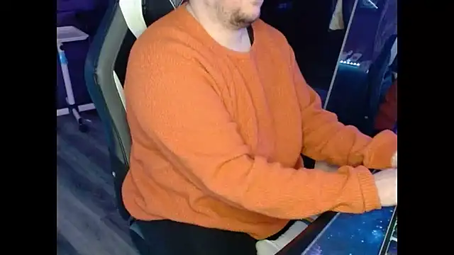 Snapshot of tuxedomasc_95 chatting on 02.19.25 tuxedomasc 95 online show from 02.19.25