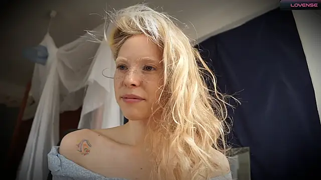 Snapshot of _Phantom_thread_ chatting on 03.17.25  Phantom thread  online show from 03.17.25