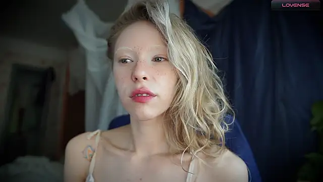 Snapshot of _Phantom_thread_ chatting on 09.11.25  Phantom thread  online show from 09.11.25