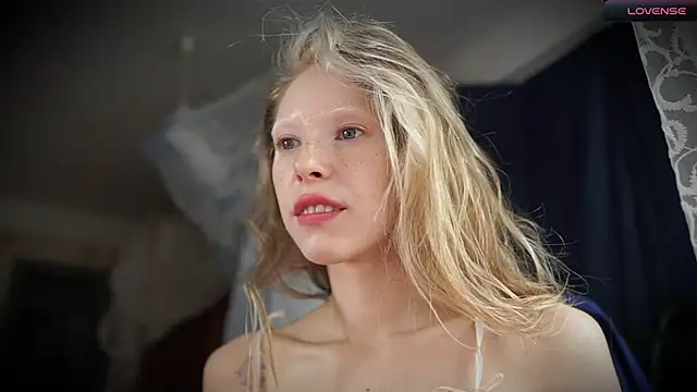 Snapshot of _Phantom_thread_ chatting on 10.10.25  Phantom thread  online show from 10.10.25