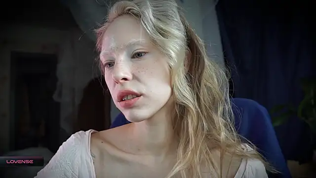 Snapshot of _Phantom_thread_ chatting on 10.20.25  Phantom thread  online show from 10.20.25