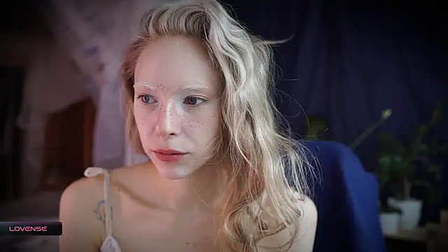 Snapshot of _Phantom_thread_ chatting on 10.22.25  Phantom thread  online show from 10.22.25