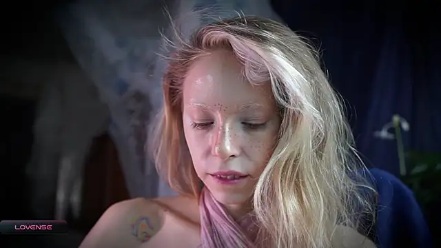 Snapshot of _Phantom_thread_ chatting on 10.27.25  Phantom thread  online show from 10.27.25