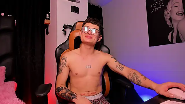 Snapshot of LexieandNate chatting on 03.16.25 LexieandNate online show from 03.16.25