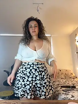 Snapshot of Elizabeth_Dupont chatting on 09.15.25 Elizabeth Dupont online show from 09.15.25