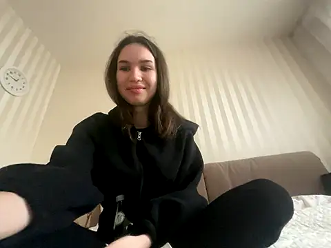 Roxie Mils online show from 11.18.25