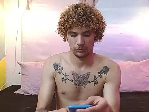 Snapshot of tylor_boy chatting on 12.01.25 tylor boy online show from 12.01.25