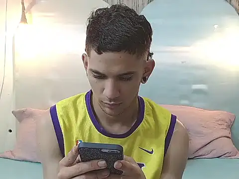 Snapshot of tylor_boy chatting on 12.05.25 tylor boy online show from 12.05.25