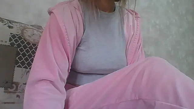 Snapshot of Emma_99 chatting on 10.10.25 Emma 99 online show from 10.10.25