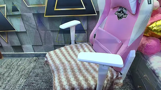 Snapshot of YourKusu chatting on 11.15.25 YourKusu online show from 11.15.25