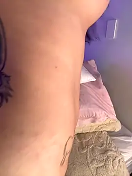 Snapshot of Mae_Henao9 chatting on 10.22.25 Mae Henao9 online show from 10.22.25