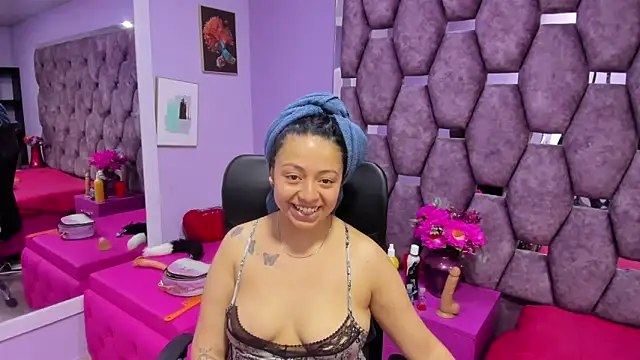 Snapshot of slut_anal_ chatting on 01.13.25 slut anal online show from 01.13.25