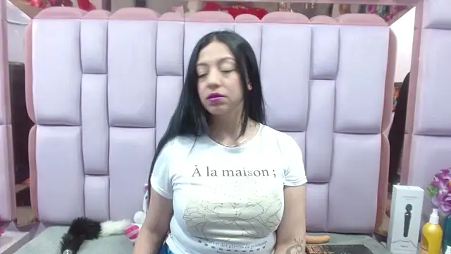 Snapshot of slut_anal_ chatting on 02.18.25 slut anal online show from 02.18.25