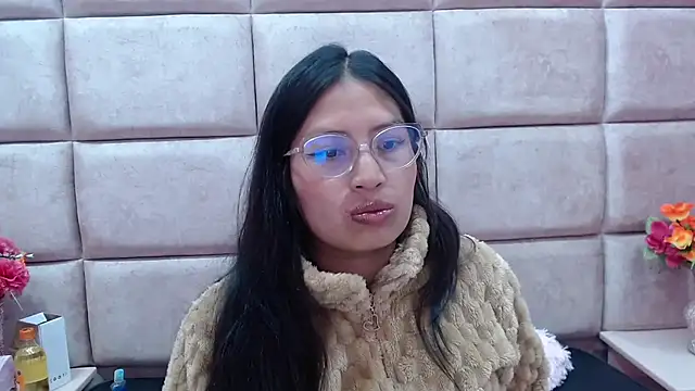 Miaa Smiith  online show from 01.03.25