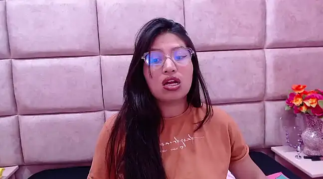 Miaa Smiith  online show from 01.05.25