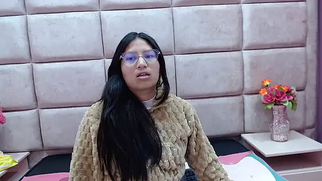 Miaa Smiith  online show from 01.20.25