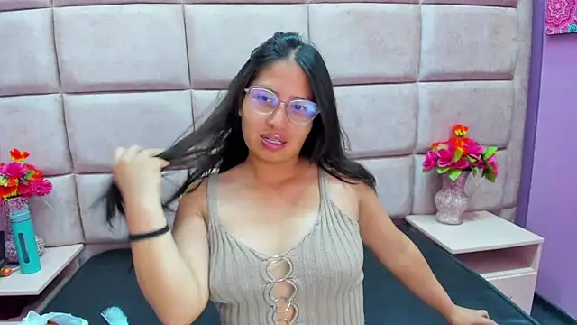 Miaa Smiith  online show from 03.19.25