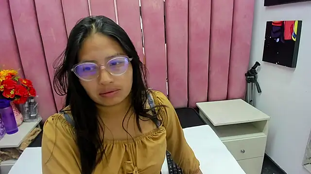 Miaa Smiith  online show from 10.05.25