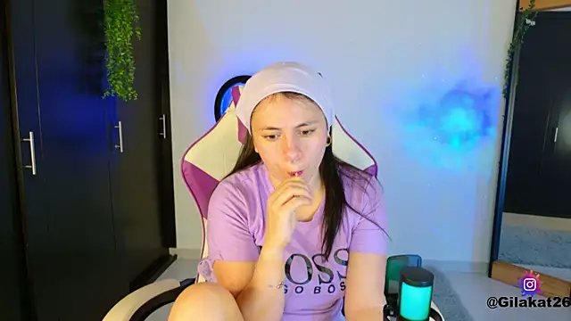 Snapshot of GilaKat chatting on 11.15.25 GilaKat online show from 11.15.25