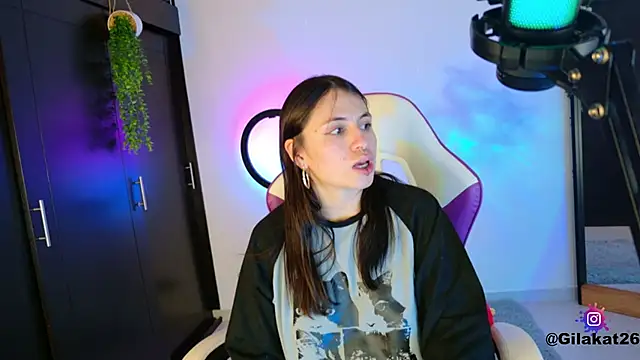 Snapshot of GilaKat chatting on 11.16.25 GilaKat online show from 11.16.25