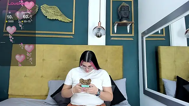 Snapshot of BellaPeers_ chatting on 02.04.25 BellaPeers online show from 02.04.25