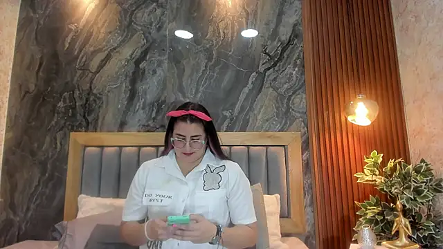 Snapshot of BellaPeers_ chatting on 02.07.25 BellaPeers online show from 02.07.25