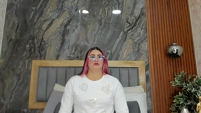 Snapshot of BellaPeers_ chatting on 02.10.25 BellaPeers online show from 02.10.25