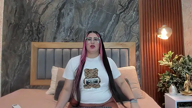 Snapshot of BellaPeers_ chatting on 02.11.25 BellaPeers online show from 02.11.25