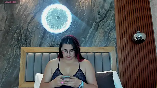 Snapshot of BellaPeers_ chatting on 10.24.25 BellaPeers online show from 10.24.25