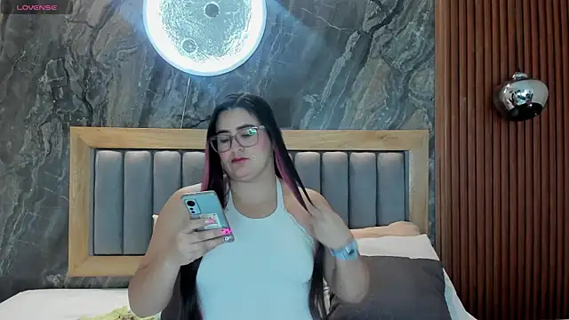 Snapshot of BellaPeers_ chatting on 10.25.25 BellaPeers online show from 10.25.25