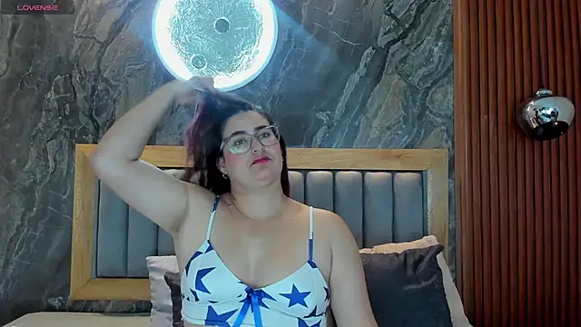 Snapshot of BellaPeers_ chatting on 10.26.25 BellaPeers online show from 10.26.25